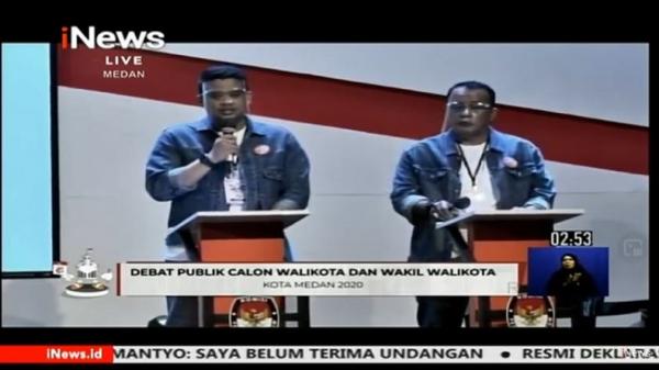 bobby-aulia Paslon Wali Kota-Wakil Wali Kota Medan Nomor Urut 2, Muhammad Bobby Afif Nasution - Aulia Rachman tampil kasual dengan jaket denim saat debat publik perdana, Sabtu (7/11/2020). (iNews)