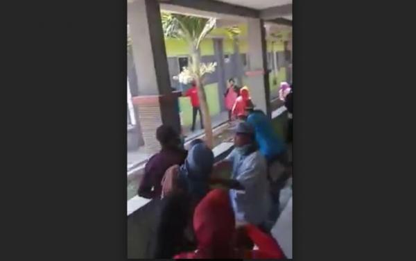 Viral probolinggo Tangkapan layar video viral warga jemput paksa ibu melahirkan di RSUD Probolinggo, Jawa Timur. (iNews.id/Hana Purwadi)