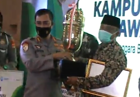 09- kabaharkam agus Kabaharkam Komjen Pol Agus Andrianto menyerahkan piala kepada pemenang lomba Kampung Sehat NTB. (Foto: iNews/Harikasidi)