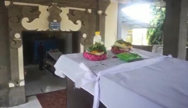 Kremasi Massal Denpasar Sebanyak 30 jenazah terlantar di RSUP Sanglah, Denpasar dikremasi massal, Senin (9/11/2020). (iNews.id/Indira Arri)