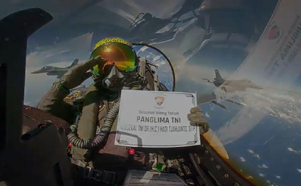 ucapan selamat ulang tahun ke panglima tni Penerbang Skadron TNI AU mengucapkan selamat ulang tahun bagi Panglima TNI Marsekal Hadi Tjahjanto dari udara. (Foto: TNI AU)
