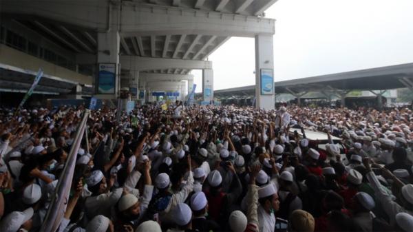 10 Okz Habib Rizieq3 Jokowi menebar bunga di pusara pahlawan di TMP Kalibata, Jakarta Selatan, Selasa (11/10/2020). (Foto: Youtube Sekretariat Presiden)