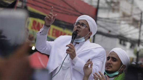 Ribuan orang menyambut kedatangan pimpinan Front Pembela Islam (FPI) Habib Rizieq Shihab di Petamburan, Selasa (10/11/2020). (Foto: Okezone/Arif Julianto)