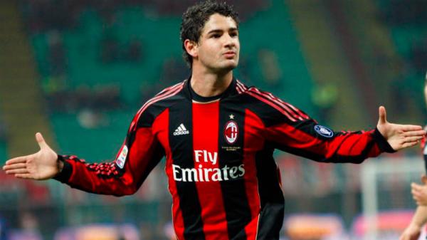 Alexandre Pato Alexandre Pato saat berkostum AC Milan. (Foto: Pinterest)