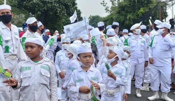 Anak-anak ikut sambut Habib Rizieq di Petamburan Anak-anak ikut sambut Habib Rizieq di Petamburan (Foto: Sindo)