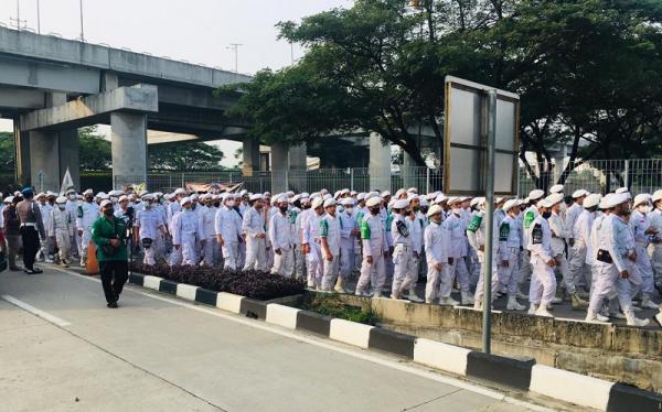 bandara habib 3 Massa berjalan kaki menuju Terminal 3 Bandara Soekarno-Hatta, Tangerang, Banten jelang kedatangan Habib Rizieq Shihab, Selasa (11/10/2020). (Foto: MNC Portal)