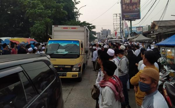 bandara habib 4 Massa pendukung Habib Rizieq Shihab menunggu di sekitar Bandara Soekarno-Hatta, Tangerang, Banten, Selasa (11/10/2020). (Foto: MNC Portal)