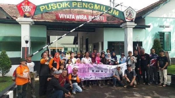 HERITAGE2.JPG Para pegiata Cimahi Heritage foto bersama di gerbang Pusidk Pengadilan Militer dan Umum (Pengmilum). Foto/Cimahi Heritage