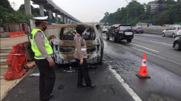Mobil terbakar di Tol Jagorawi. (Foto: PMJ).