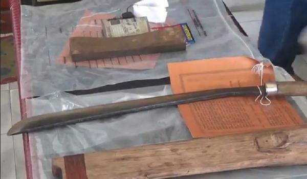 Parang yang digunakan pelaku membacok kepala desa. (iNews.id/Uun Yuniar)