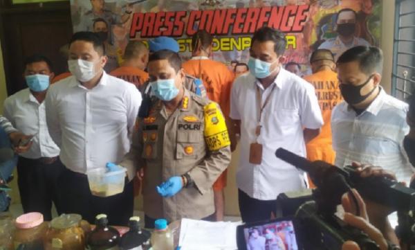 Kapolresta Denpasar Kombes Jansen Avitus Panjaitan menyampaikan keterangan pers pengungkapan kasus home industry narkoba warga negara Australia, Rabu (11/11/2020). (Antara)