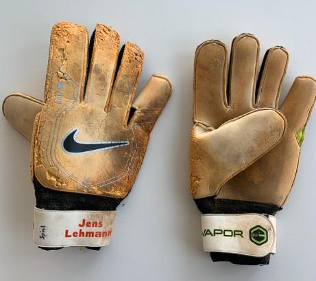 Sarung Tangan Jens Lehmann Sarung tangan yang digunakan Jens Lehmann kala membawa Arsenal juara tanpa terkalahkan pada Premier League 2003/2004. (Foto: Daily Mail)