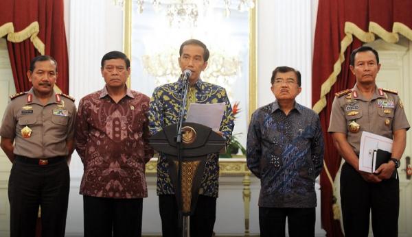 Sutarman Ant Presiden Jokowi mengumumkan pergantian Kapolri dari Sutarman (kanan) ke Badrodin Haiti (kiri) pada 2015. (Foto: Antara).