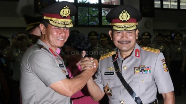 Sutarman Okezone Momen Jenderal Pol Sutarman menyerahkan jabatan kepada Wakapolri Komjen Pol Badrodin Haiti (kanan) pada 2015 silam. Keduanya kini telah purnawirawan. (Foto: dok. Okezone).