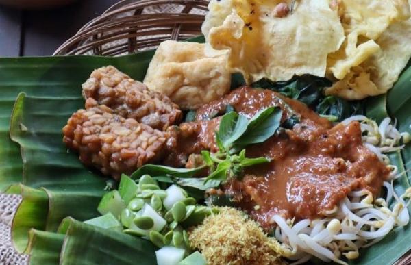 Ilustrasi Makanan Khas Jawa Timur, Pecel Madiun (Foto: Instagram @belanga.id) Ilustrasi Makanan Khas Jawa Timur, Pecel Madiun (Foto: Instagram @belanga.id)