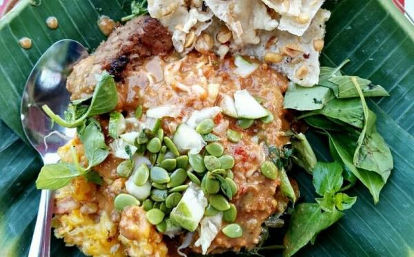 Pecel Madiun Campuran Bayam (Foto: IG@lailadimyati)
