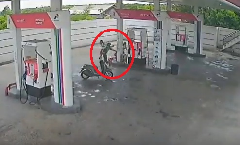 Perampokan SPBU Rekaman CCTV perampokan SPBU oleh pria berjaket ojol dan menodongkan pistol. (iNews.id/Aris Wiyanto)