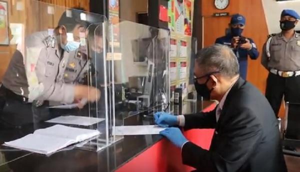 Sutarmidji di Polresta Pontianak Sutarmidji melaporkan mahasiswa peserta demo yang memaki dirinya ke Polresta Pontianak,Kamis (12/11/2020). (iNews.id/Uun Yuniar)