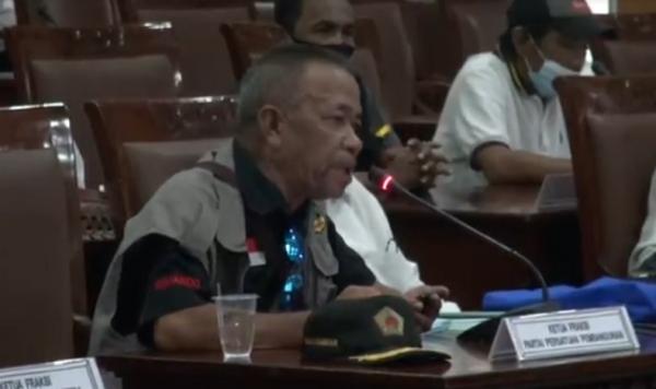 Warga Perumnas IV Warga Perumnas IV mendatangi DPRD Pontianak mengadukan batas wilayah yang masuk ke Kabupaten Kubu Raya, Rabu (11/11/2020). (iNews.id/Uun Yuniar)