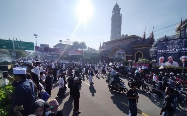 penampakan habib rizieq 4 Habib Rizieq menyapa pendukungnya di Simpang Gadog, Bogor, Jumat (13/11/2020) pagi. (Foto: Okezone)