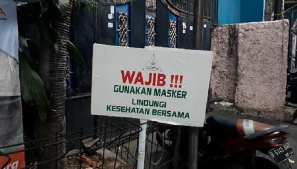 Papan peringatan ke jemaah Papan peringatan ke jemaah agar taat protokol kesehatan (Foto: Sindo/Bagja)