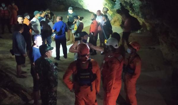 evakuasi mahasiswa terjebak 2 Tim SAR mengevakuasi 13 mahasiswa terjebak air laut pasang di Pantai Suluban, Uluwatu, Bali, Minggu (15/11/2020) dini hari.