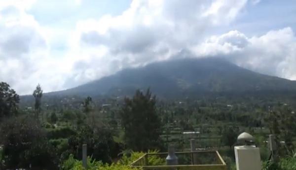 Gunung Merapi Guguran Gunung Merapi kembali mengeluarkan guguran dan suara gemuruh, Minggu (15/11/2020) pagi. (iNews.id/Tata Rahmanta)