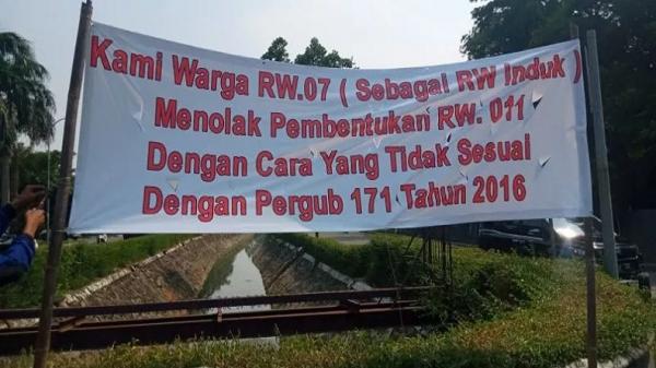 Warga dan tokoh masyarakat RW 07 Kelurahan Kapuk Muara, Jakarta Utara menentang keras pembentukan RW baru di wilayah itu karena melanggar hukum. (Foto: dokumentasi warga).