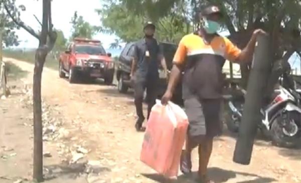 Rumah rusak buleleng 2 Warga Desa Patas dan Desa Pengulon menerima bantuan karpet dan matras untuk tempat tinggal sementara. (iNews.id/Zainuddin Yasin)