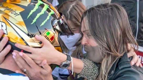 Ana Mayretta 2 Ana Mayretta (kanan) memeluk Joan Mir yang sukses memastikan juara dunia MotoGP di Sirkuit Ricardo Tormo, Valencia, Minggu (15/11/2020). (Foto: GPOne)