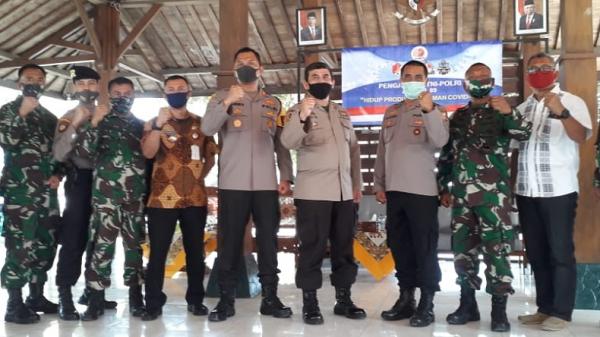 Habib Prawira Ist Kombes Pol Habib Prawira (tengah) dimutasi sebagai Dirbinmas Polda Jambi. (Foto: Kodim Blora).