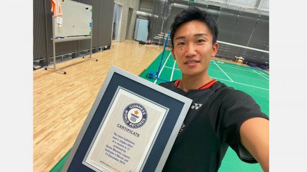 Kento Momota Pebulutangkis Jepang Kento Momota memamerkan plakat Guiness Book of World Record yang didapatnya. (Foto: Twitter Badminton Talk)
