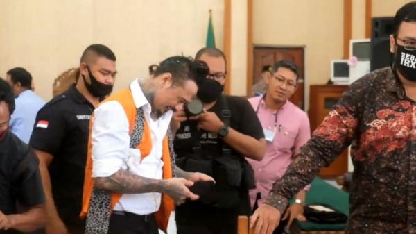 Jerinx SID I Gede Ary Astina alias Jerinx divonis 1 tahun 2 bulan penjara atas kasus ujaran kebencian (iNews)