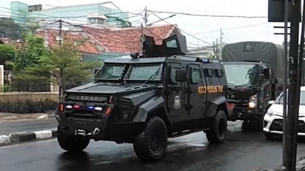 TNI di Petamburan Iring-iringan kendaraan dinas TNI di sekitar DPP Front Pembela Islam (FPI), Petamburan, Jakarta Pusat. (Foto: Istimewa).