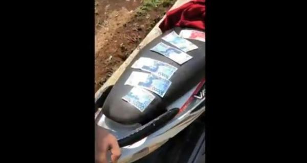 Warga Batang Digegerkan dengan Banjir Uang2 Warga Desa Plumbong, Kecamatan Limpung, Kabupaten Batang, Jateng, menunjukkan uang kertas yang ditemukan di saluran irigasi, Jumat (20/11/2020). (Foto: iNews/ Suryono Sukarno)