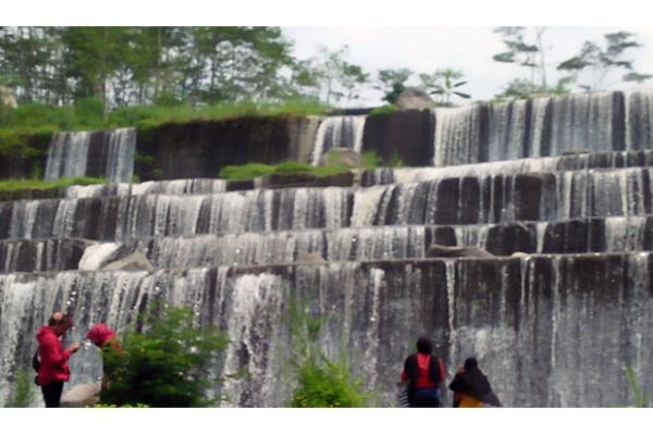 Niagara KW di Sleman Destinasi wisata baru, Grojogan Watu Purba di Bangunrejo di Merdikorjo, Tempel, Sleman. (Foto : iNews.id/Priyo Setyawan)