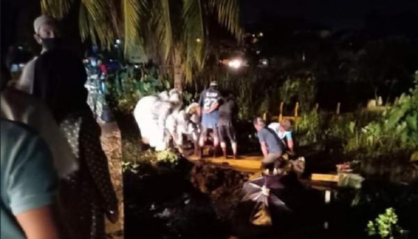 Anggota TNI dari Kompi Kavaleri 12/Macan Dahana Sakti menguburkan pasien Covid-19 meninggal di Pontianak. (Foto: Istimewa/Ant)