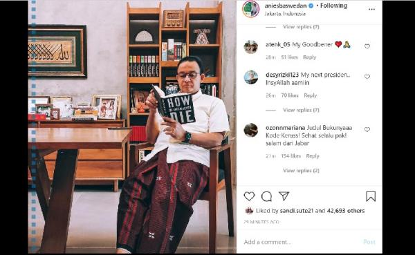 anies baca buku ist Unggahan Gubernur DKI Jakarta, Anies Baswedan membaca buku How Democracies Die., Minggu (22/11/2020). (Foto: Instagram @aniesbaswedan)