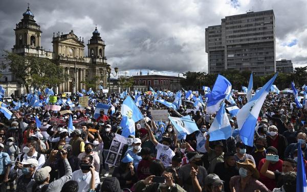Demo guatemala Ratusan warga Guatemala menggelar demo damai di depan Istana lama pemerintahan Guatemala. Mereka menuntut Presiden Alejandro Giammattei mundur dari jabatannya. (foto: AFP)