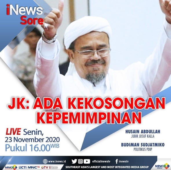Inews Sore Rizieq Rekan sejawat mengiringi keberangkatan mobil ambulans yang membawa seorang perawat yang meninggal akibat Covid-19 di Jatim. (Foto: iNews/Yudha Prawira)