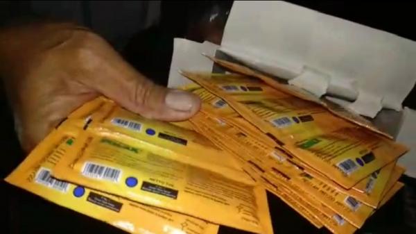 Polisi mengamankan 30 bungkus obat batu cair yang telah kosong. (Foto: iNewsTv/Asep Juhariyono)