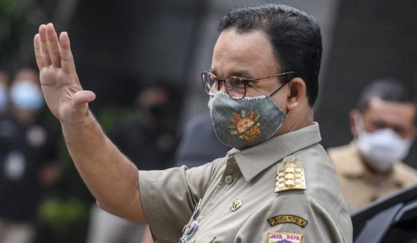 Antara Anies Baswedan Gubernur DKI Jakarta Anies Baswedan menunjukkan dua trofi yang disabet Pemprov DKI dalam ajang Bhumandala Award 2020, Jumat (27/11/2020) malam. (Foto: Twitter/Anies Baswedan).