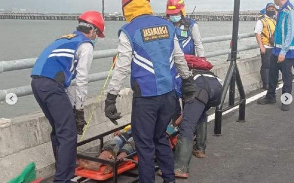 Evakuasi Tol Bali Mandara 2 Evakuasi pengendara motor jatuh di Tol Bali Mandara. (Foto: Ditlantas Bali)