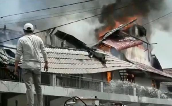 Kebakaran Ngabang 1 Bangunan ruko di Terminal Ngabang, Kabupaten Landak, Kalimantan Barat terbakar, Rabu (25/11/2020). (iNews.id/Uun Yuniar)