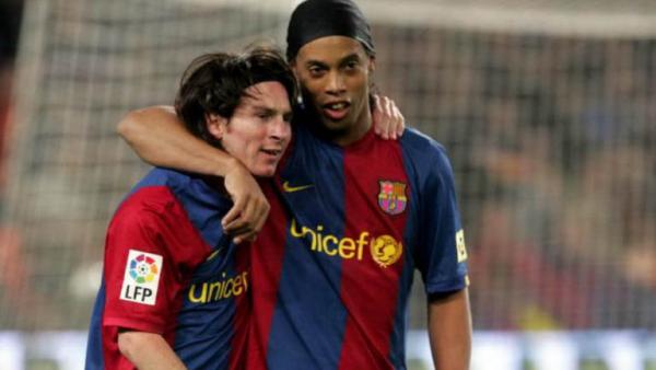 Messi Ronaldinho Lionel Messi mengaku belajar banyak dari Ronaldinho di Barcelona. (Foto: Marca)