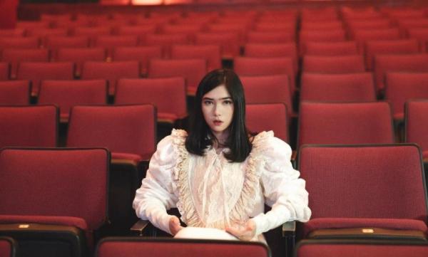 Isyana Sarasvati Artis cantik rambut pendek.