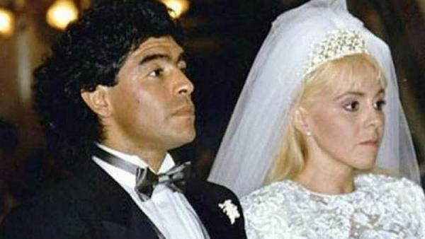 Diego Maradona saat menikahi Claudia Villafane pada 7 November 1984. (Foto: The Sun)