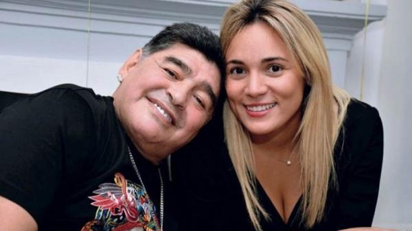 Maradona Rocio Oliva Diego Maradona (kiri) sempat melamar pacarnya, Rocio Oliva, yang 29 tahun lebih muda darinya. (Foto: Elmundo)