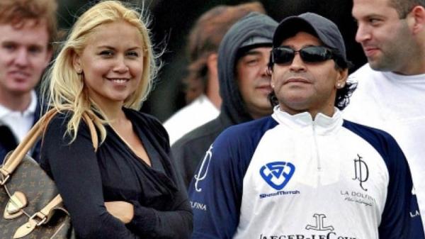 Maradona Veronica Ojeda Diego Maradona (kanan) bersama salah satu pacarnya, Veronica Ojeda. (Foto: Elmundo)