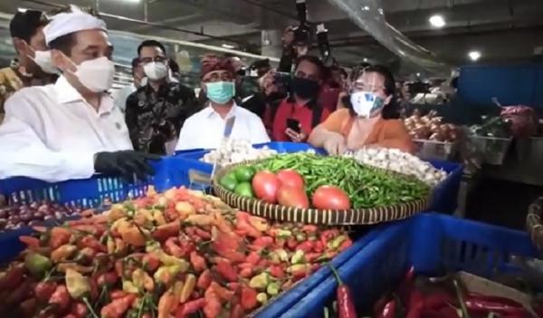 Menteri Perdagangan Agus Suparmanto (kiri) berdialog dengan  pedagang di Pasar Badung, Kamis (26/11/2020). (iNews.id/Aris Wiyanto)